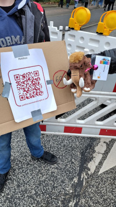 Moothel next to a QR-Code for the petition agains Verwaltungsgebühren.